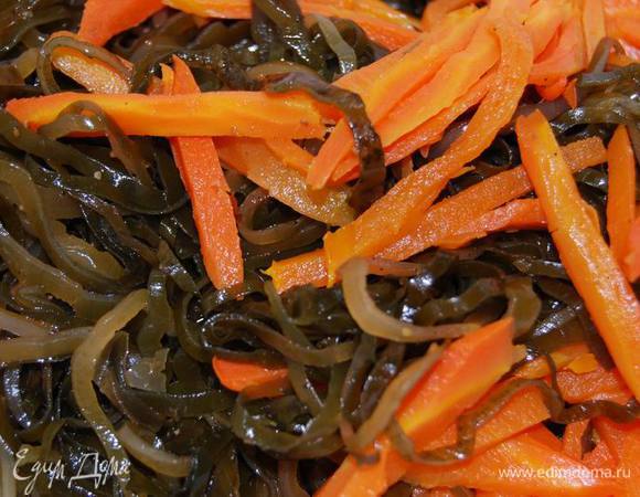Добавим к ней нарезанную длинной соломкой отваренную морковь.