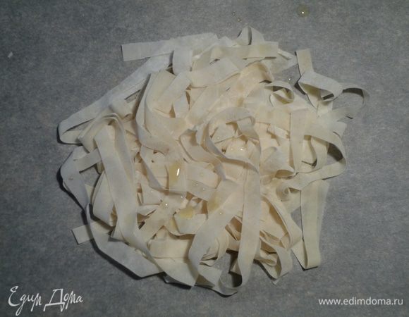 Растопить масло и с помощью кисточки сбрызнуть каждый медальон (именно сбрызнуть несколькими каплями, не смазывать).