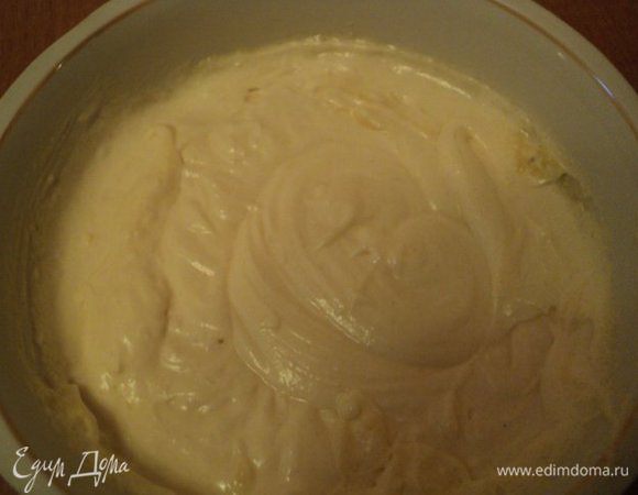 Размягченное сливочное масло растереть с сахаром до бела, добавить  по одному яйца, постоянно размешивая смесь миксером. Затее добавить сметану, перемешать.