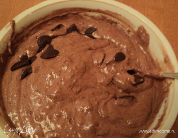 Ввести постепенно сухие ингредиенты, перемешать, добавить кипяток, еще раз перемешать и ввести шоколадные капли ( у меня поломанный кусочками кондитерский шоколад).