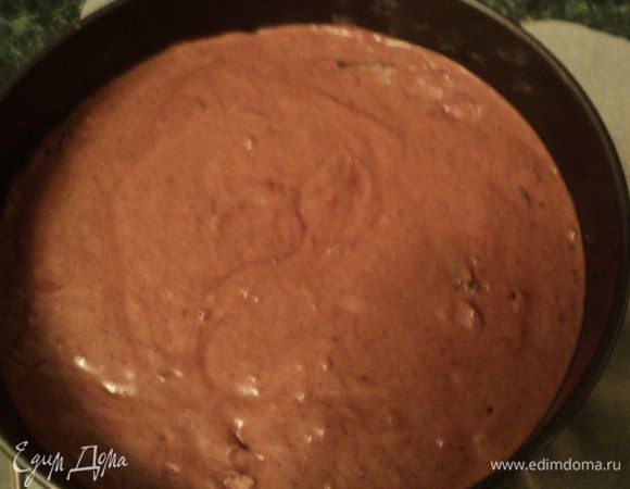 Разъемную форму застелить бумагой для выпечки, смазать маслом, вылить смесь. Форму несколько раз резко повернуть по часовой стрелке, во избежание образования горбика в бисквите при выпечке.
Выпекать в духовке при температуре 170 градусов 50 мин ( проверять деревянной шпажкой. Полностью охладить на решетке. Затем снять форму.
