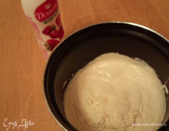 Желатин разделить на две части, залит по 25гр воды. Когда желатин набухнет, одну часть распустить на водяной бане. Охлажденные сливки взбить вместе с йогуртом и сахаром до загустения и увеличения в объеме. Разделить на 2 части, одну часть поставить в холодильник, во вторую ввести распущенный желатин.