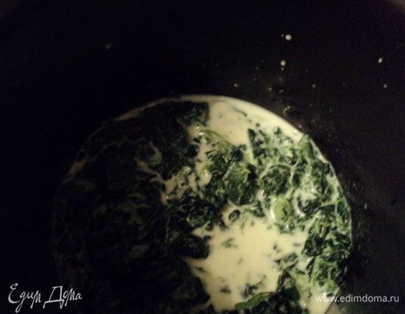 Разморозить шпинат, добавить молоко,  прокипятить 5 мин. Затем измельчить в пюре  блендером.