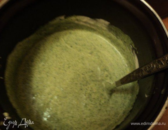 Сметану взбить с йогуртом и сахаром до загустения. Ввести шпинатную массу и распущенный желатин.