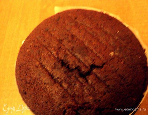 Накрыть вторым пластом бисквита, снова поставить торт  в холодильник на 1 час для застывания суфле.