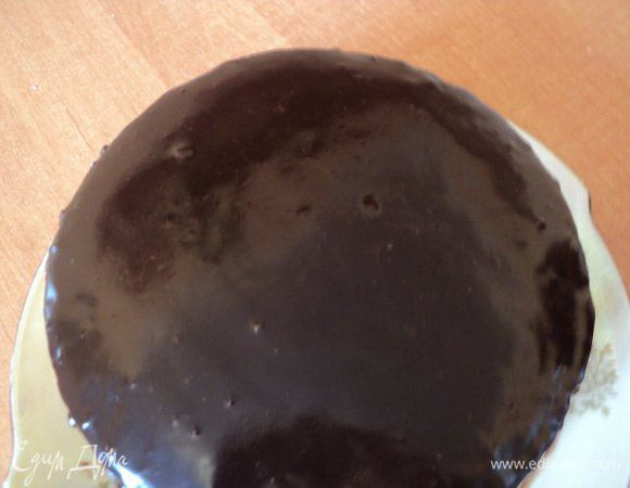 Подготовить ганаш: к измельченному шоколаду добавить сливки, масло, прогреть в микроволновке или на водяной бане до растворения шоколада, перемешать до однородной массы.
Покрыть верх и бока торта ганашем, поставить торт на 20-30мин в холодильник.
