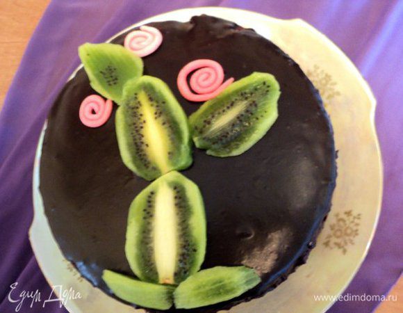 Перед подачей украсить торт ломтиками киви и цветочками из мастики или по своему желанию.