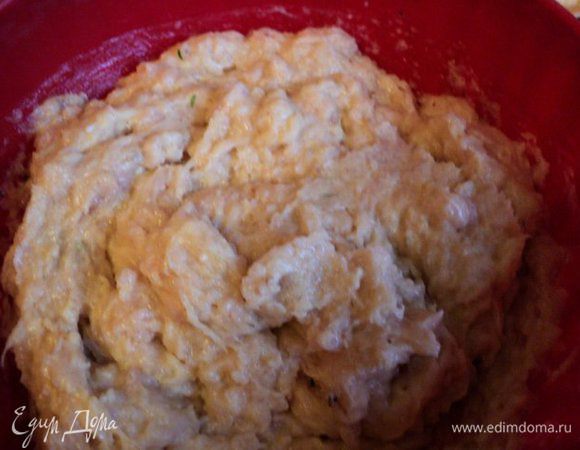 Куриное филе измельчить в блендере или на мясорубке вместе с чесноком и луком, добавить желтки, сметану, специи для курицы, соль ( соли добавлять  немного, так как сыр соленый). Хорошо перемешать и разделить фарш на три части. Сыр натереть на мелкой терке.