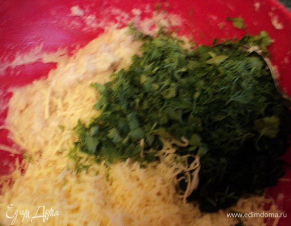 Шпинат разморозить, добавить немного вода и прокипятить 5 мин. Затем воду слить,  а шпинат измельчить в блендере. Зелень мелко порезать. К одной части куриного фарша добавить измельченные шпинат и зелень, 1/3 тертого сыра, хорошо перемешать.