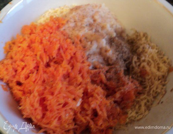 Ко второй части фарша добавить натертую на мелкой терке вареную морковь, 1/3 тертого сыра, кориандр и мускатный орех.