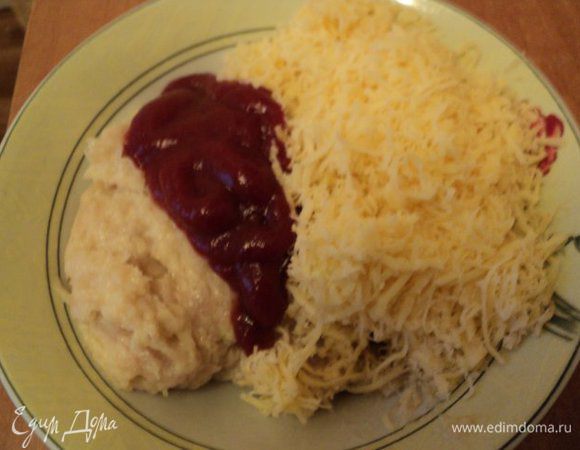 К третьей части фарша добавить 1/3 сыра, кетчуп, перемешать.