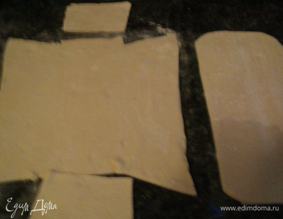 Пласт слоеного теста разморозить, слегка раскатать до 5мм и вырезать для покрытия дна, боков формы и отдельно верхнюю крышку.