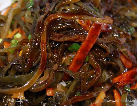 Заправим маслом или соусом по вашему вкусу (у меня немного вустерского соуса и кунжутного масла).