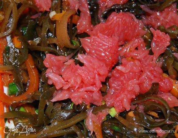 Добавим кусочки грейпфрута.