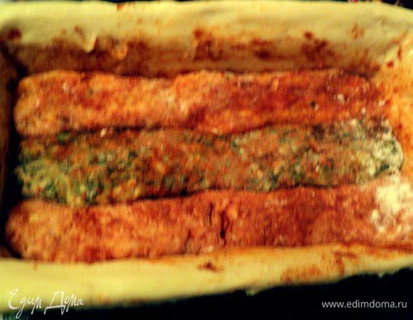 Тесто присыпать слегка молотой паприкой. Из всех видов фарши сделать продолговатые брусочки и выложить на дно  формы, чередуя. Присыпать паприкой.