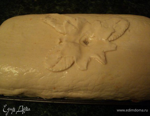 Закрыть сверху пластом теста, залепить края. Из остатков теста сделать украшение, по середине отверстие для выхода пара. Смазать запеканку взбитым яйцом.