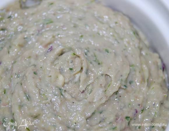 Выложим масло в емкость для хранения,накроем и поставим в холодильник (минут на 30-40 минимум -пусть они все привыкнут друг к другу! :)) 