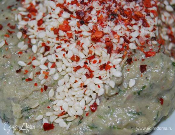 Я себе еще немного разнообразила пару ложек масла (ну люблю я острое! :)),добавив острых жгучих перцев и конечно кунжута!