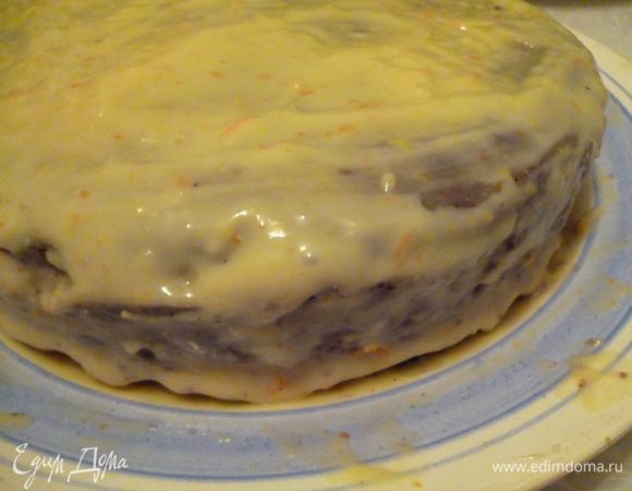 Достаем торт из холодильника,еще раз наносим крем на поверхность торта и на бока.Украшаем по своему усмотрению.Я обсыпала боковую поверхность молотыми орехами,а сверху нанесла шоколадную помадку.Отправим тортик обратно в холодильник,а утром достаем его,отрежем кусочек,наливаем чай или кофе и наслаждаемся...Приятного вам чаепития!