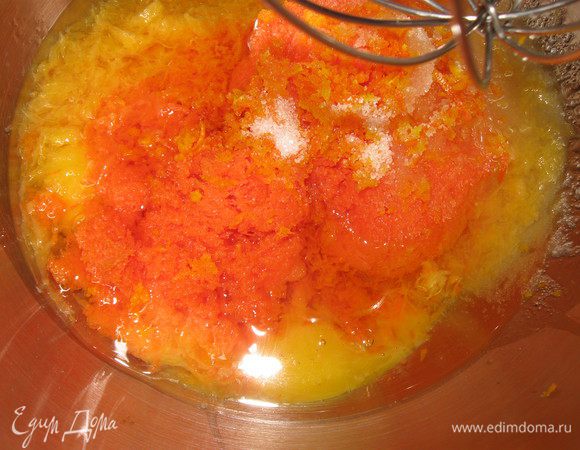 Смешиваем яйца, морковь, цедру, сок,корицу, масло и сахар. 