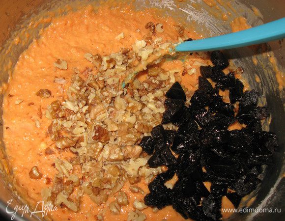 Добавляем муку, перемешиваем, затем добавляем орехи и чернослив и еще раз перемешиваем.