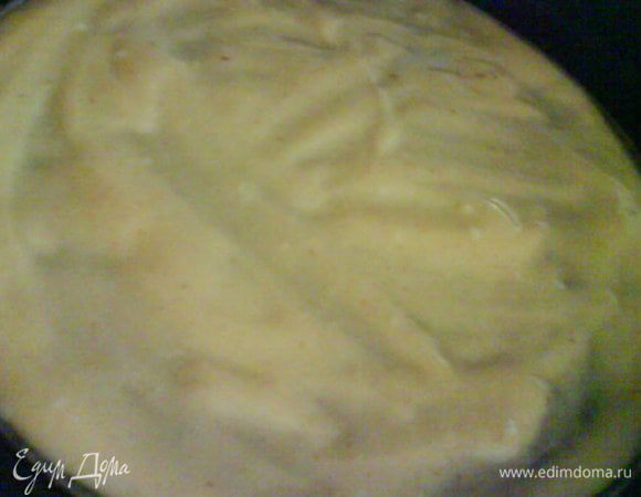 масло, сахар и мед растопить на водяной бане, добавить муку и соду погасив уксусом. Тесто размазывается на противне смазанном маслом очень тонко, по 2 - 2,5ст.л. Выпекать при 180 градусах до золотистого цвета. У меня получилось 6 коржей, форма 24см.