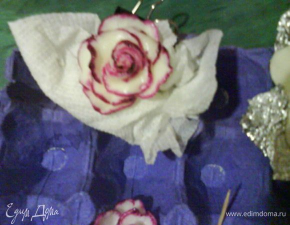 желтки растереть с сахаром, влить 400 мл. молока и помешивая варить на медленном огне. В 100 мл молока развести крахмал, тонкой струйкой влить в молочно-яичную смесь. Довести до закипания, варить пока не загустеет.
Глазурь: я просто смешиваю все ингредиенты, когда начнет закипать варю 5-10 минут, глазурь становить темного цвета, и очень густой.
Белковая глазурь: на больших оборотах белок взбить с пудрой до стоячих пиков.