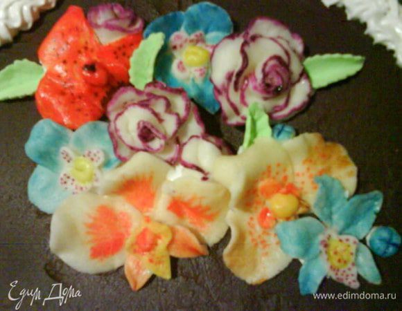 Украшаем мастичными цветами

Цветы сделаны заранее, я в них не профи но очень хочу научиться. Раскрашивала гелевыми красками. К сожалению закончилась фольга, я быстро нашла ее заменители для просушки цветов, салфетки и лотки из под яиц очень даже ничего))