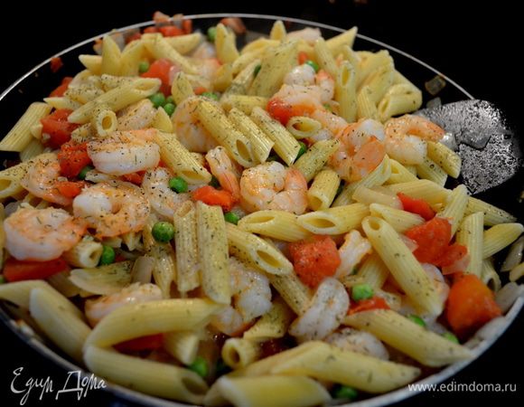 Очистить креветки.
В помидорную смесь добавить креветки и заморож.зелен.горошек.
Довести до кипения.Уменьшить огонь,закрыть крышкой и варить  ,изредка помешивать, минут 5.
Добавить в соус слив.масло.
Готовые макароны перемешать с креветками и помидорным соусом.Подавать горячим на стол.
Пармезан посыпать по желанию.