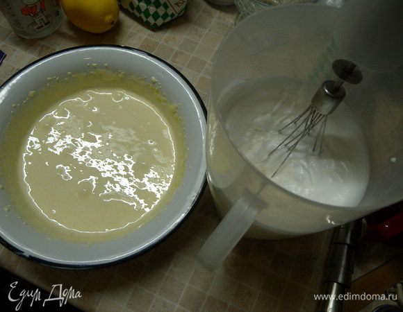 Взбить белки с 3 ст л сахара. Желтки растереть с остальным сахаром добела. 