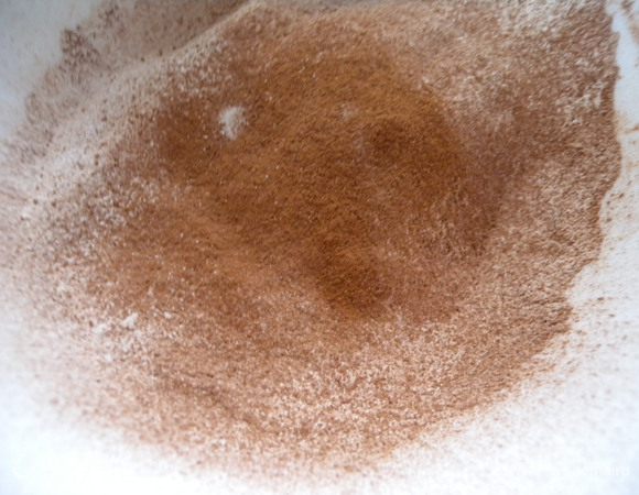 Крахмал просеять с разрыхлителем или содой. Я пользуюсь разрыхлителем и беру его 1 ч л с верхом. Пробовала и содой. 1 ч л без вершка и не гасить. Крахмал столовыми ложками с небольшим вершком. Если какао - то просеять вместе с крахмалом. 