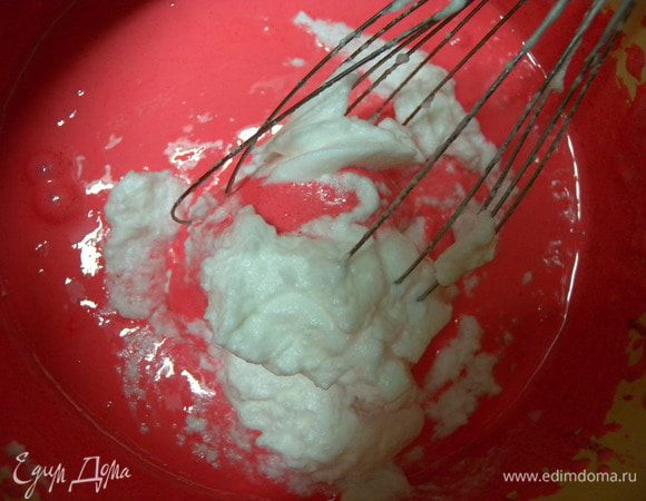 В желтки аккуратно поочередно понемножку вводим белки и сухую смесь. Перемешивая ручным венчиком. 