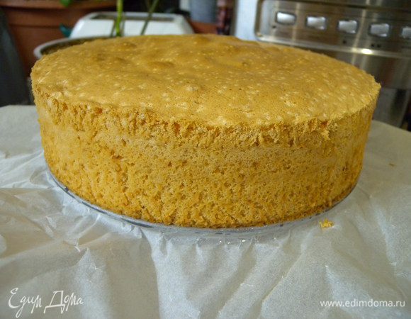 В предварительно разогретую духовку до 200 С. и сразу уменьшить до 180. Выпекать около 45 минут может и больше. Первые 40 минут духовку не открывать. 