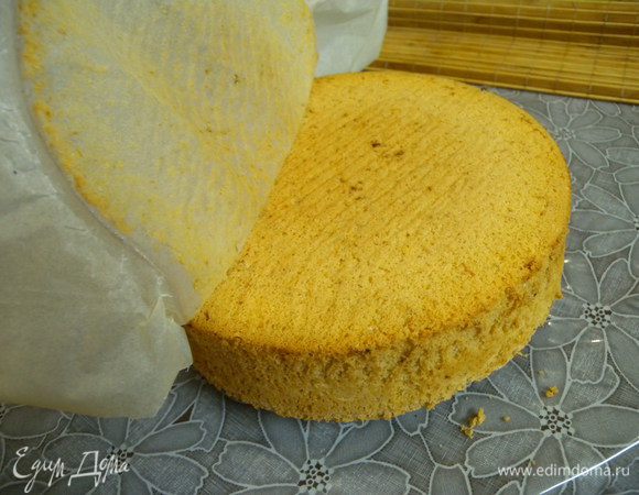 Дать остыть в форме а потом только вытащить. Я просто отБисквит может подняться "горкой" при выпечке, но при остывании он примет нормальную "горизонтальную" форму. Перевернуть и снять бумагу (а то от нее бывает изжога).  