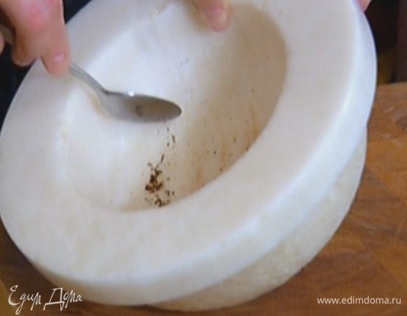 Гвоздику растереть в ступке.