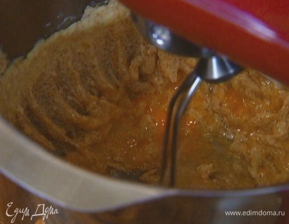 Предварительно размягченное сливочное масло вместе с сахаром взбить в комбайне. Не прекращая взбивать, по одному добавить яйца, всыпать корицу, гвоздику и орехи.