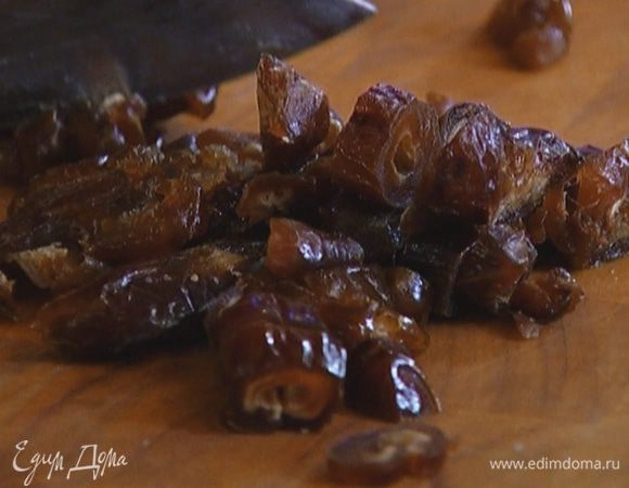 Финики, удалив косточки, нарезать крупными кусочками, добавить в тесто и вымешать.