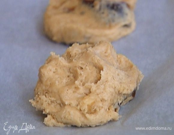 Выстелить противень бумагой для выпечки, смазать ее растительным маслом и выложить тесто в виде небольших лепешек на некотором расстоянии друг от друга.