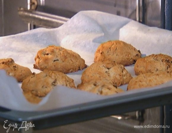 Выпекать печенье в разогретой духовке 10–12 минут.