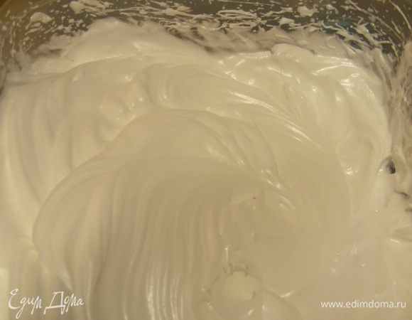 Разогреваем духовку до 180 гр. Смешанные с сахаром белки ставим на водяную баню и готовим минут 10, постоянно помешивая венчиком. Масса должна перестать быть прозрачной, должна получиться мутная беловатая смесь. Затем тщательно взбиваем белки минут 7-10 до блестящей густой массы.
