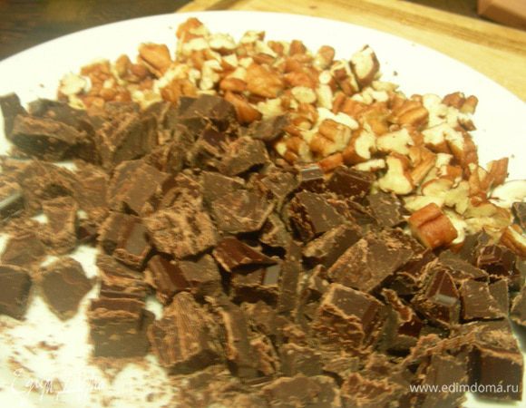 Шоколад и орехи рубим. Думаю, лучше не очень мелко, чтобы кусочки чувствовались.
