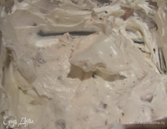 К белкам добавляем муку и ваниль, аккуратно перемешиваем. Затем добавляем орехи и шоколад.
