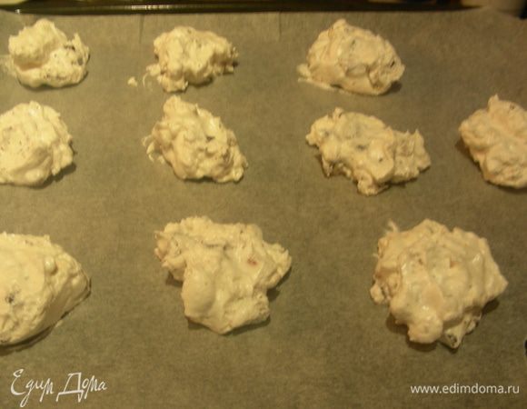 На противень (на бумагу для выпечки) ложкой выкладываем печеньки на расстоянии друг от друга. Можно их делать побольше (1 ст.л. с горкой) или маленькими (1 ч.л.). У меня получилось10 больших. Выпекаем их до золотисто-коричневого цвета: большие - 20-30 минут, маленькие - 10-12 минут. Нужно за ними хорошенько смотреть, духовки у всех разные, время может быть +-. Я свои чуть не пропустила))

