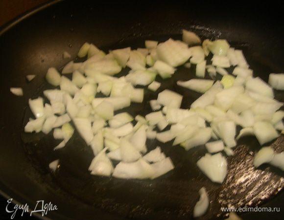 Лук обжариваем минуты 3 -5.
