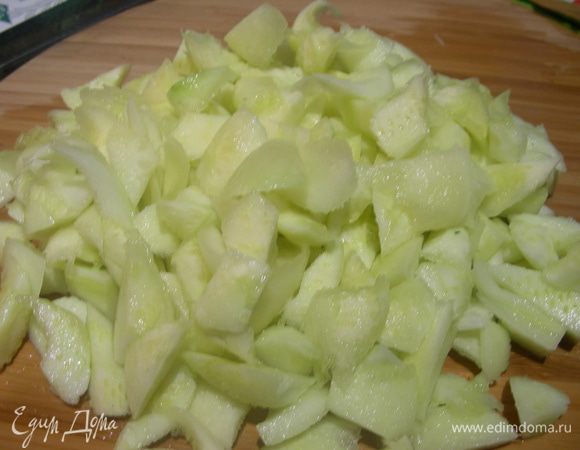 Мякоть от кабачка нарезаем небольшими кусочками.
