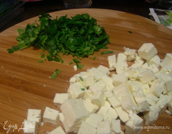 Рубим зелень, фету режем кубиками. Кускус готовим, как написано на упаковке.

