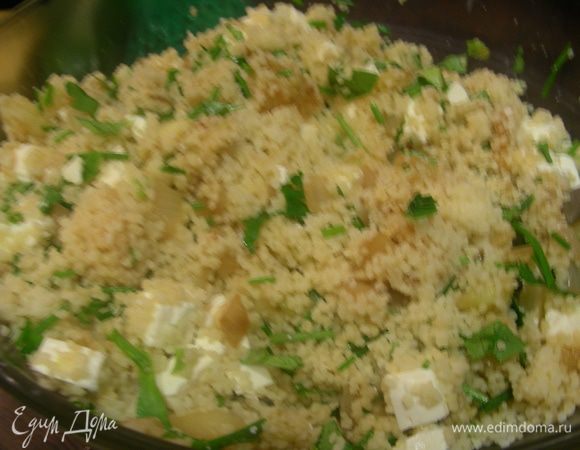 В чаше смешиваем кабачки, кускус, фету и зелень. 
