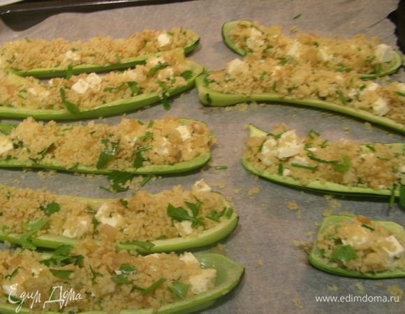 Наполняем ей половинки кабачков (начинка может немного рассыпаться, но ничего страшного), сверху присыпаем сыром (или ближе к концу). Ставим в духовку минут на 30.
