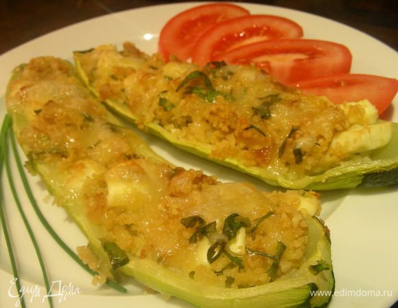 Раскладываем по тарелкам и подаем. Например, с салатом. Приятного аппетита))
