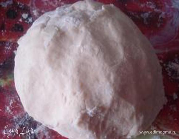 Замесить быстро тесто. Завернуть в пленку и положить в холод на 1 час.